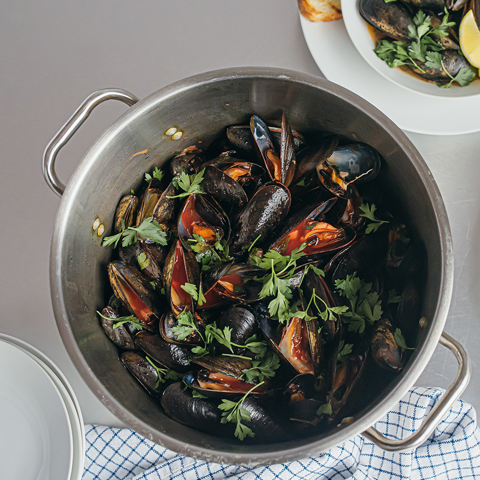 Mussels in Spicy Tomato Broth, a delicious recipe by Lassonde Food Service